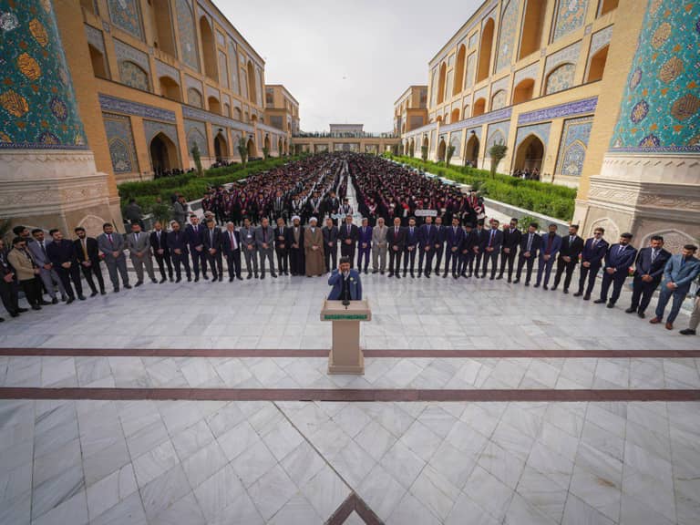 Cérémonie de remise des diplômes 2025 au Sanctuaire de l’Imam Ali (as) avec 9 000 étudiants et dignitaires religieux.