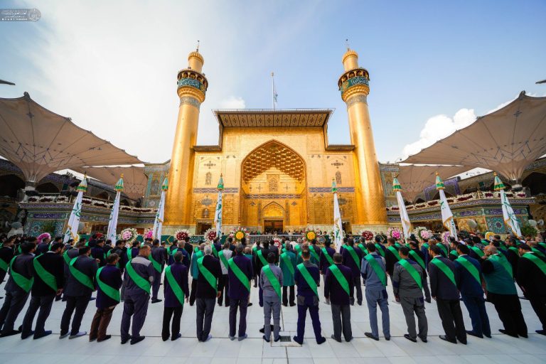 Cérémonie matinale au Sanctuaire de l’Imam Ali (as) pour la naissance de l’Imam al-Mahdi, avec des serviteurs et des fidèles en prière.