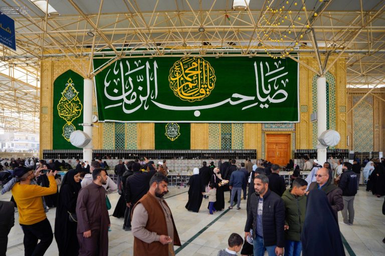 Décoration festive et guirlandes lumineuses du Sanctuaire de l’Imam Ali (as) pour la mi-Cha‘bân, célébrant l’anniversaire de l’Imam al-Mahdi.