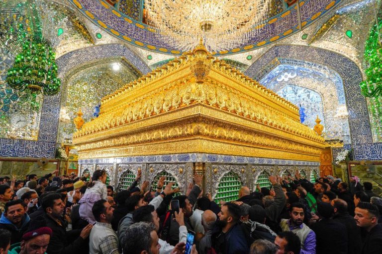 Couronne dorée du mausolée de l’Imam Ali (as) dévoilée au Saint Sanctuaire