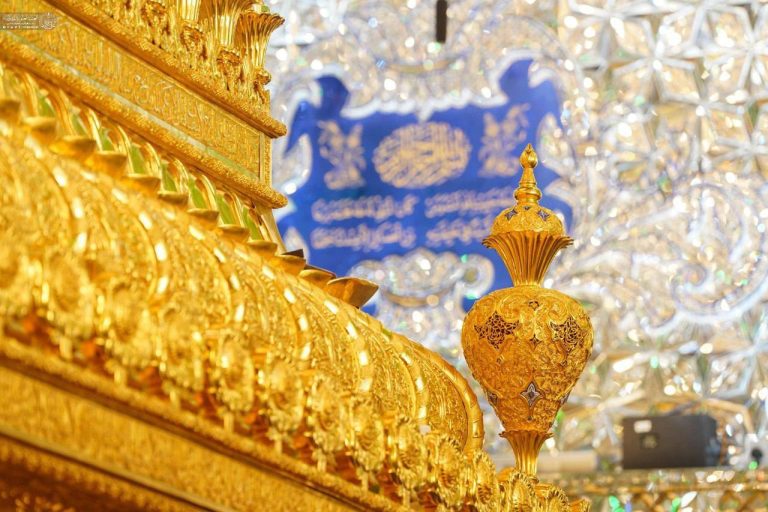 Couronne d’or restaurée du Sanctuaire de l’Imam Ali (as) à Najaf, révélant ses motifs raffinés et son éclat renouvelé.