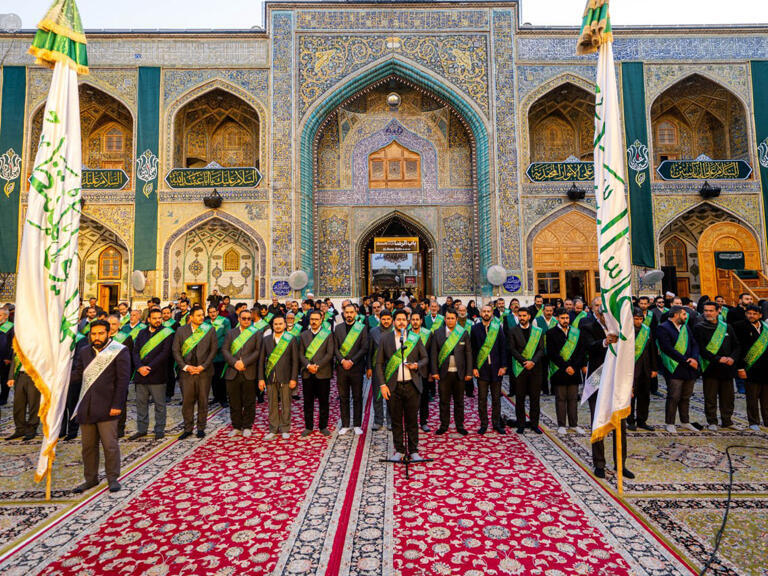 Serviteurs du Saint Sanctuaire de l’Imam Ali (as) en prière pour l’anniversaire de Ali al-Akbar (as), devant le mausolée du Commandeur des Croyants.