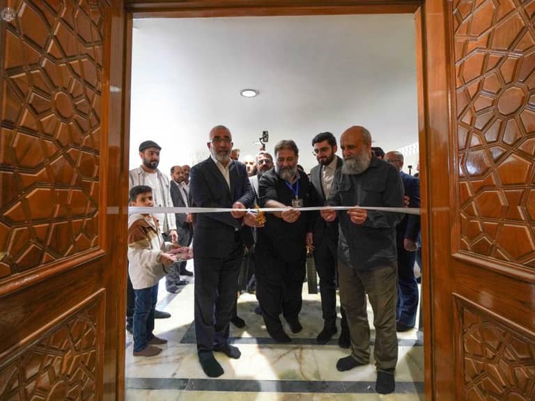 Visiteurs découvrant les œuvres de l’exposition L’Art de l’Attente au Saint Sanctuaire de l’Imam Ali (as).