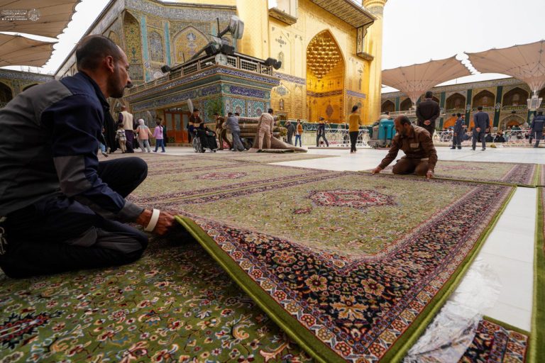 Nouveaux tapis installés dans l’esplanade du Saint Sanctuaire de l’Imam Ali à Najaf