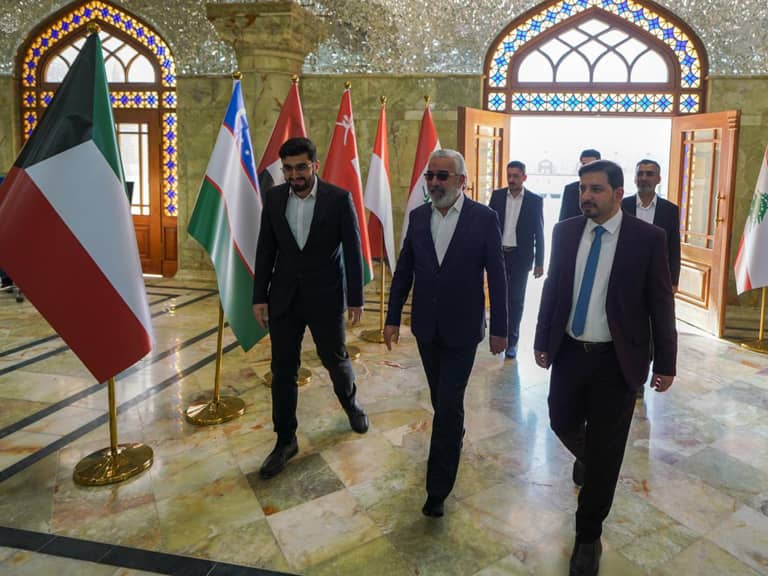 Visite officielle de Seyyed Issa Al-Khersan à l’exposition L’Art de l’Attente au Saint Sanctuaire de l’Imam Ali (as)