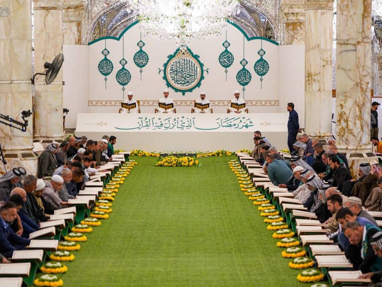Lecture collective du Coran par les fidèles au Sanctuaire de l'Imam Ali durant le premier jour du Ramadan.